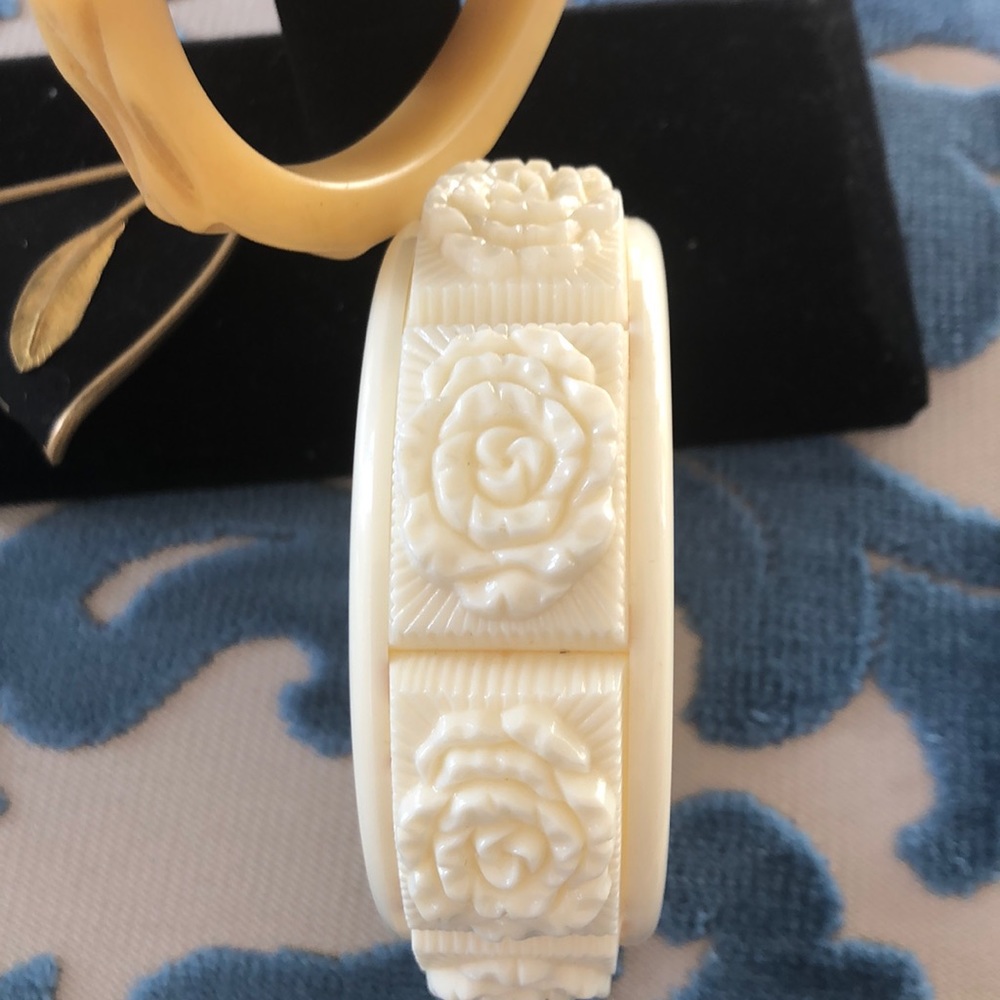 Floral Design Vintage Bangle - Picture 4 of 5